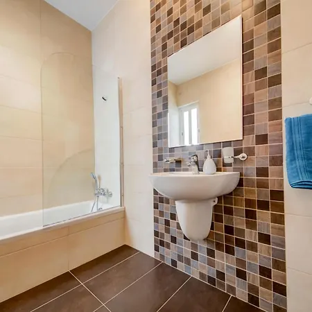 2 Bedroom With Balcony In St Julians, Paceville, 5 By Vaganza San Ġiljan